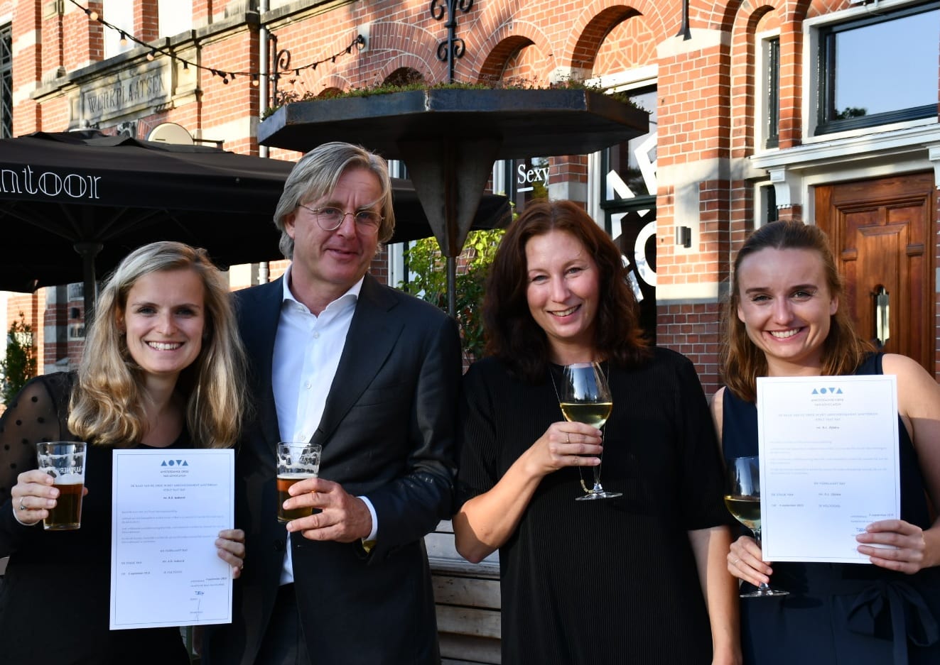 Annerie Joxhorst en Anna Zijlstra ontvangen stageverklaring